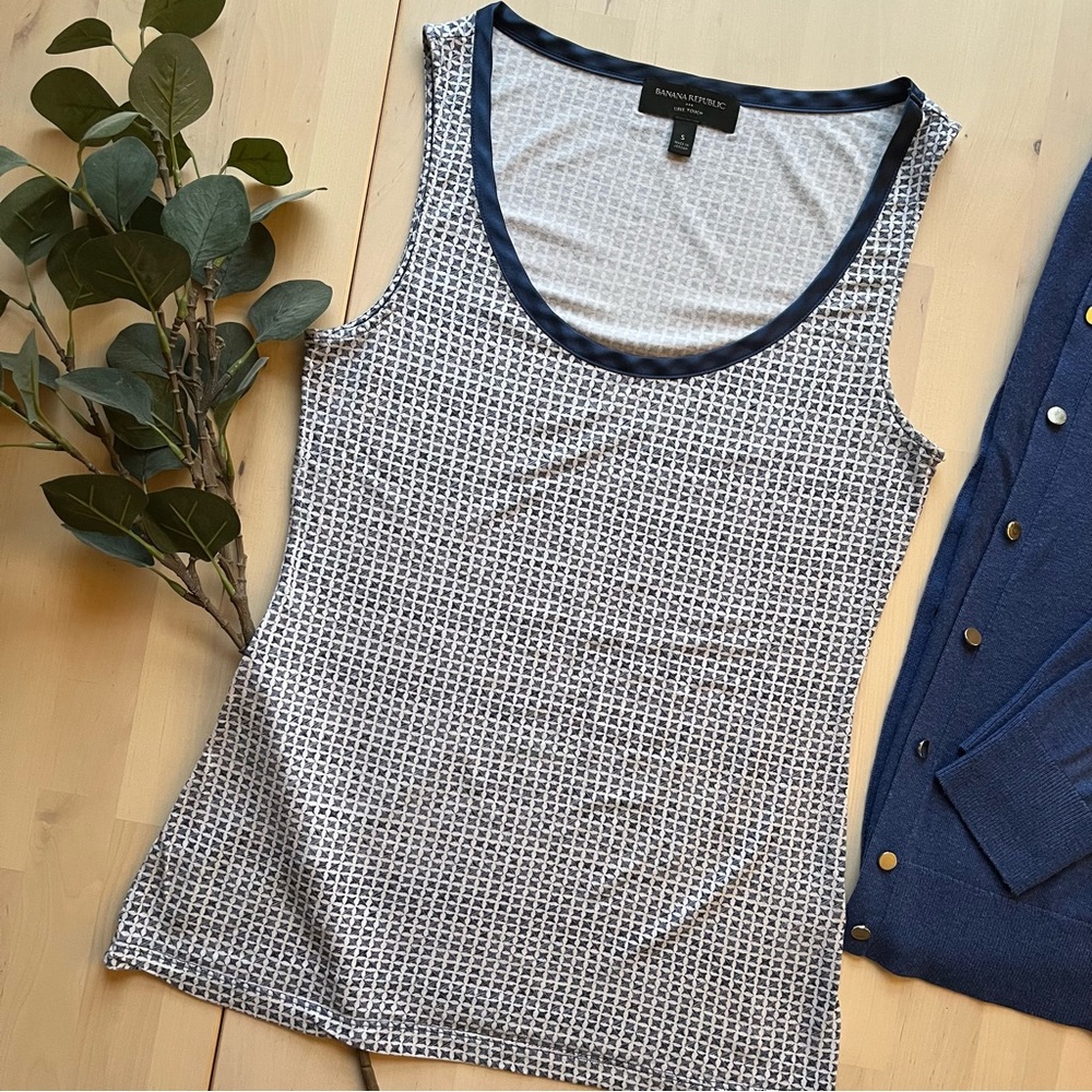 🪴$5 when bundled🪴 Banana Republic Luxe Touch Sleeveless Top in Women’s Small